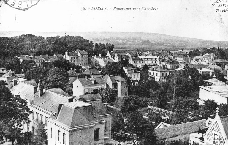 Vue générale de la ville vers Carrières-sous-Poissy. Au 1er plan à droite : le pignon de la Caisse d'Epargne, et à gauche : les bâtiments de l'hôpital construit en 1854.