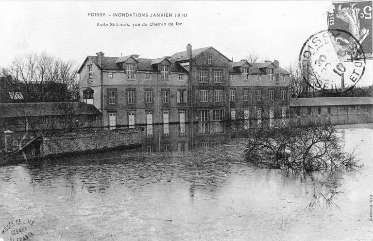 Vue de bâtiments de la fondation du côté du chemin de fer.