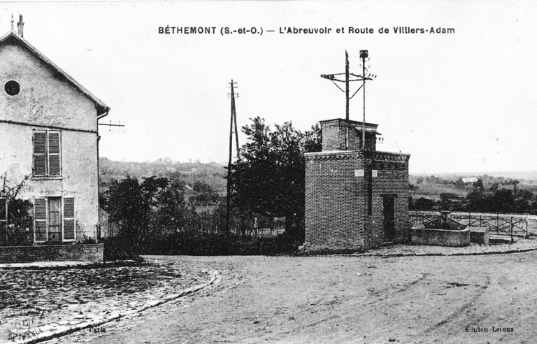 Vue de 'L'Abreuvoir et de la Route de Villiers-Adam'.