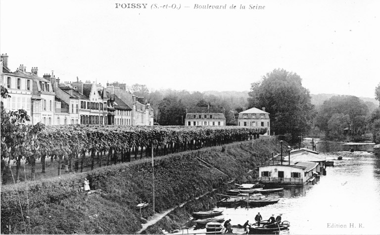 Vue de la promenade avec en bordure de Seine des bâteaux-lavoirs.