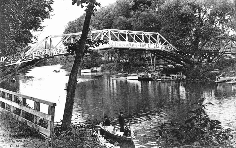 Vue de la passerelle en bois qui a précédé celle en béton.