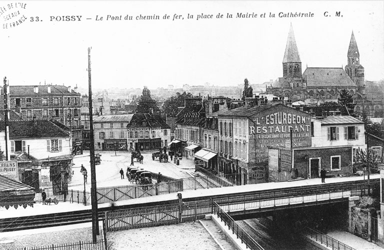 Vue de la rue au niveau du pont de chemin de fer.