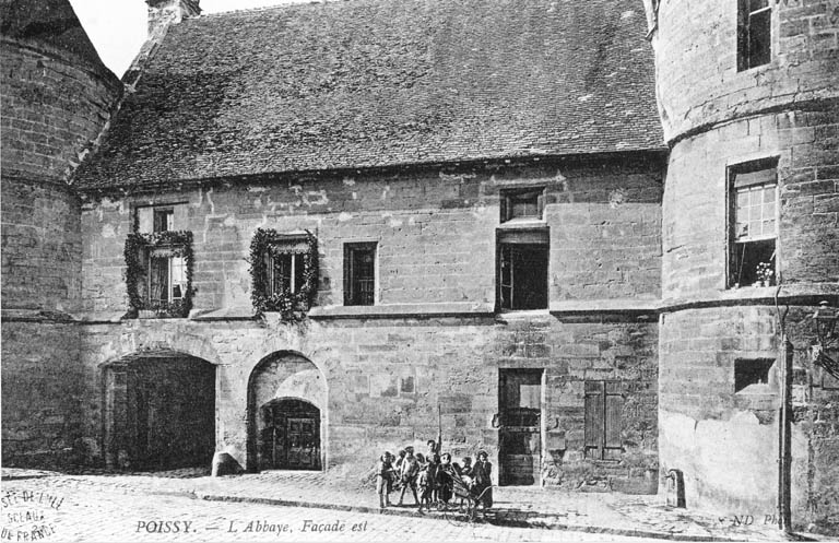 Vue de la porterie : façade est sur l'extérieur avec porte cochère, porte batarde et porte piétonne.