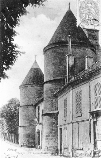 Vue de la porterie : façade est avec les deux tours et un corps de bâtiment.