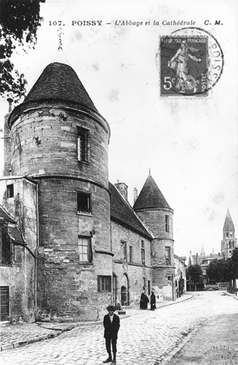 Vue de la porterie : façade est avec les deux tours.