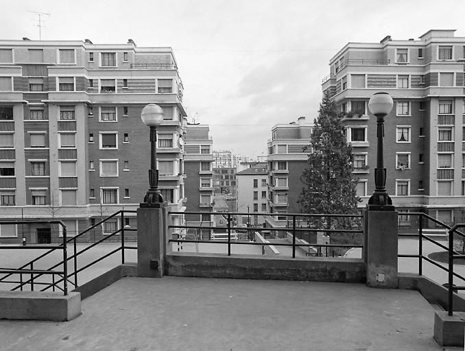 Vue plongeante prise à partir de l'entrée de la rue Robespierre.