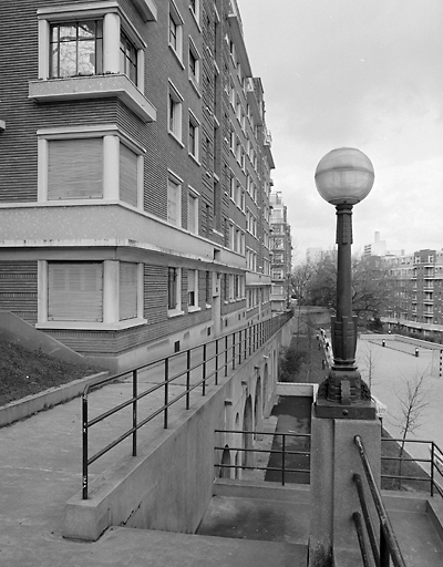Vue rasante du bâtiment central de la partie nord de la cité.