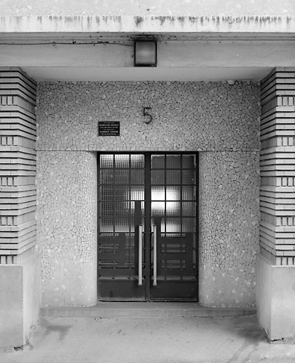 Entrée ouest de la cage d'escalier n°5.