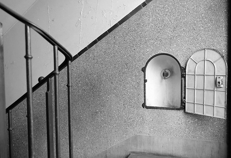 Fontaine située entre le premier et le deuxième étage de la cage d'escalier n°5.