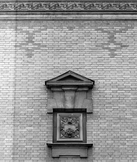 Frise en céramique et ornement de plaque de rue en pierre et céramique.