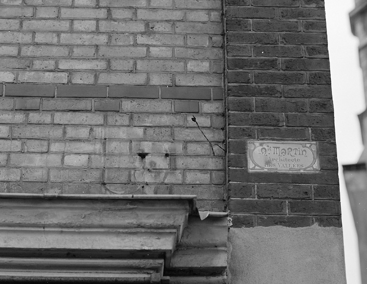 Détail de l'immeuble sis 4, rue Vaillant-Couturier : la plaque de l'architecte en céramique.