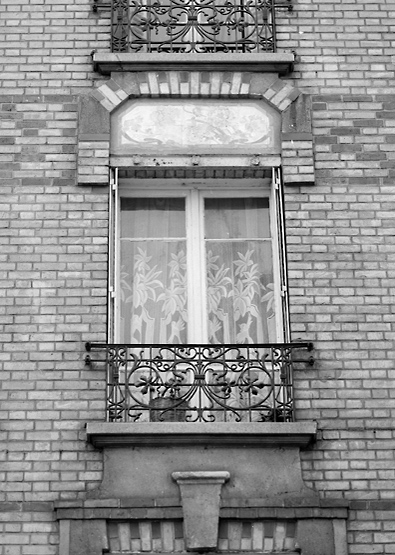 Détail de l'immeuble sis 4, rue Vaillant-Couturier : linteau orné de carreaux de céramique.