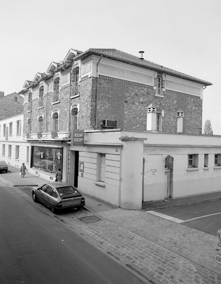 Vue d'ensemble de l'immeuble de bureaux.