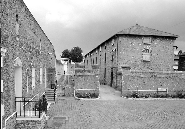 Le groupe central : revers de l'entrée et bâtiment donnant sur la cour d'entrée.