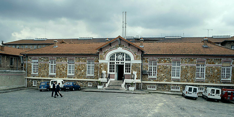 Le groupe central : l'élévation antérieure du bâtiment réservé à l'administration.