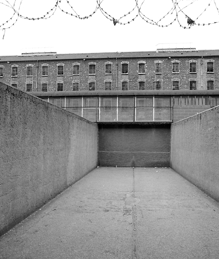 Le groupe central : cour de promenade.