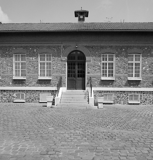 Le groupe aujourd'hui réservé aux femmes : élévation antérieure du bâtiment d'administration.