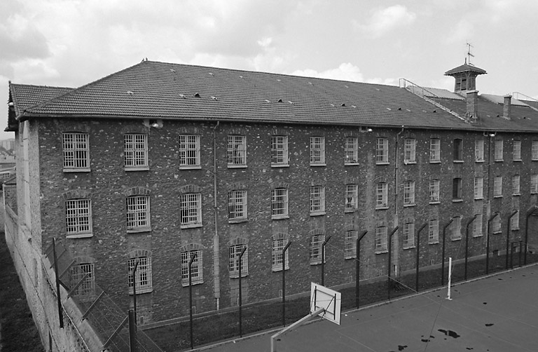 Le groupe aujourd'hui réservé aux femmes : le bâtiment de détention cellulaire et cour de promenade.