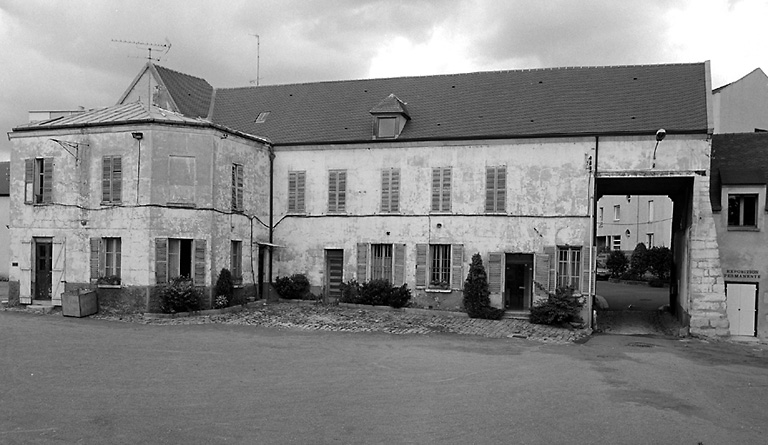 Corps de bâtiment situé au sud de la cour, partie ouest.