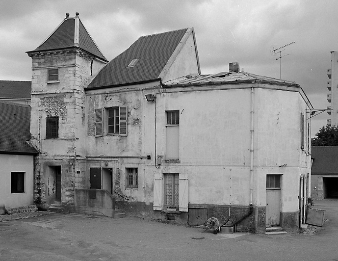 Corps de bâtiment situé au sud de la cour, partie est.