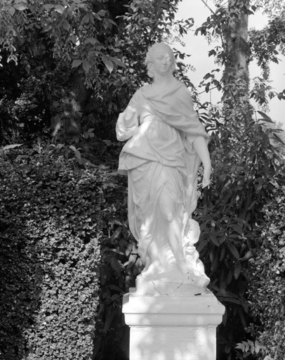Statue (grandeur nature) : Diane (?).