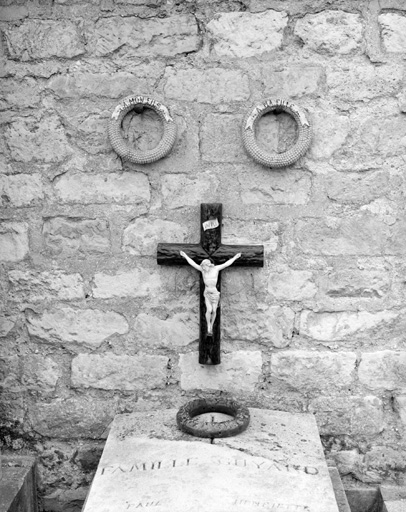 Croix et couronnes en céramiques situées dans le cimetière.