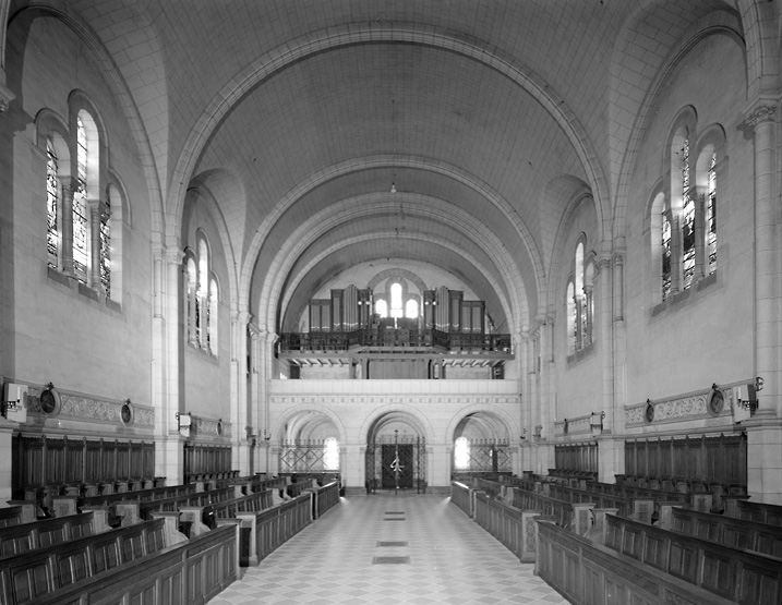 Séminaire : vue intérieure de la chapelle vers la tribune d'orgue.