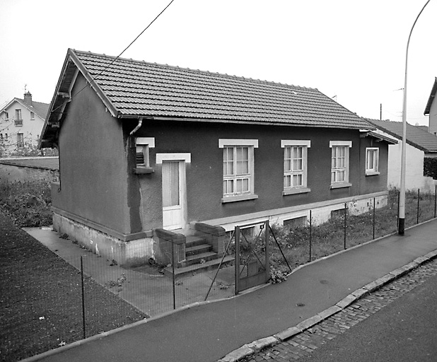 Vue de l'ancienne école située derrière l'église du Bon Pasteur.