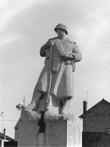 Vue de face du soldat couronnant le monument.