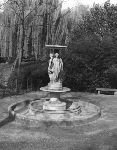 Vue d'ensemble de la fontaine reproduisant les trois Grâces du tombeau d'Henri II sculptées par Germain Pilon.