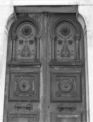 Détail de la porte en fonte.