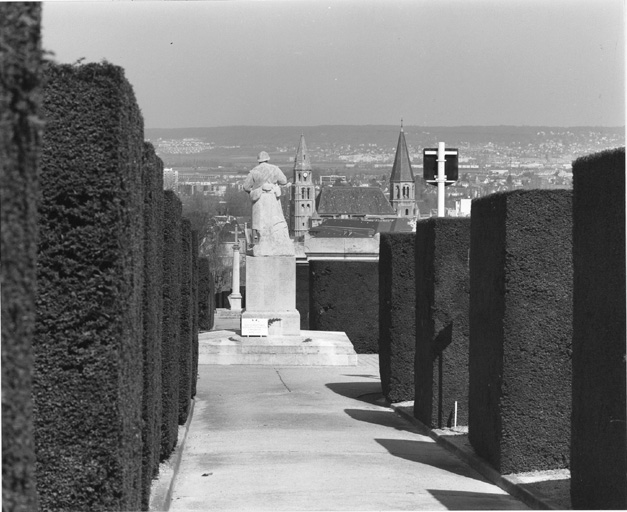 Vue d'ensemble de l'allée centrale structurée par des ifs taillés.