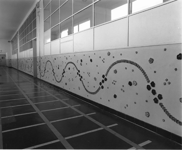 Vue de la frise ornant les couloirs du collège.