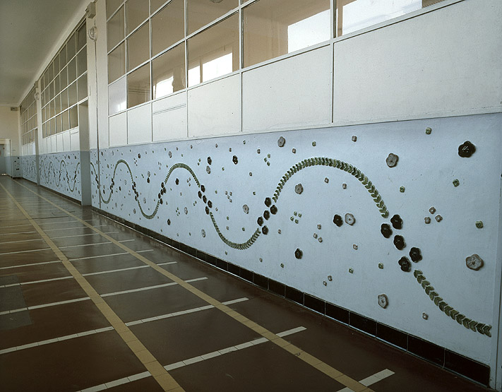 Vue de la frise ornant les couloirs du collège.