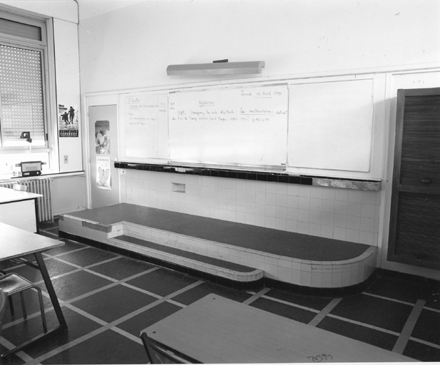 Vue de l'estrade maçonnée d'une des salles de classe.