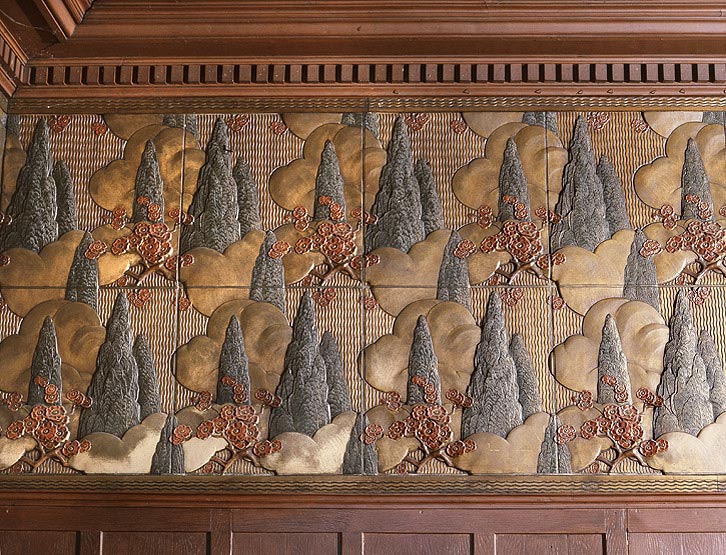 Détail des panneaux peints japonisants en fibrociment.