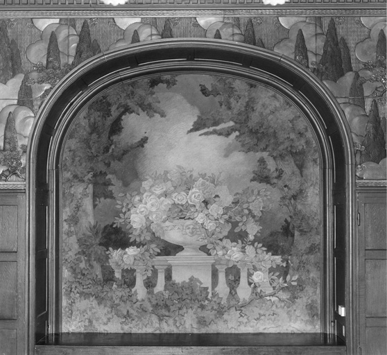 Vue du panneau au fond de la pièce : décor de jardin et bouquet de fleur.