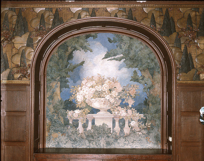 Vue du panneau au fond de la pièce : décor de jardin et bouquet de fleur.