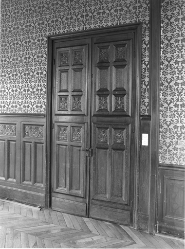 Vue d'ensemble d'une porte d'un salon du rez-de-chaussée.