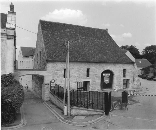 Vue de la grange, dont il ne reste aujourd'hui que la moitié.