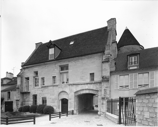 Vue de la façade du côté intérieur de l'abbaye.