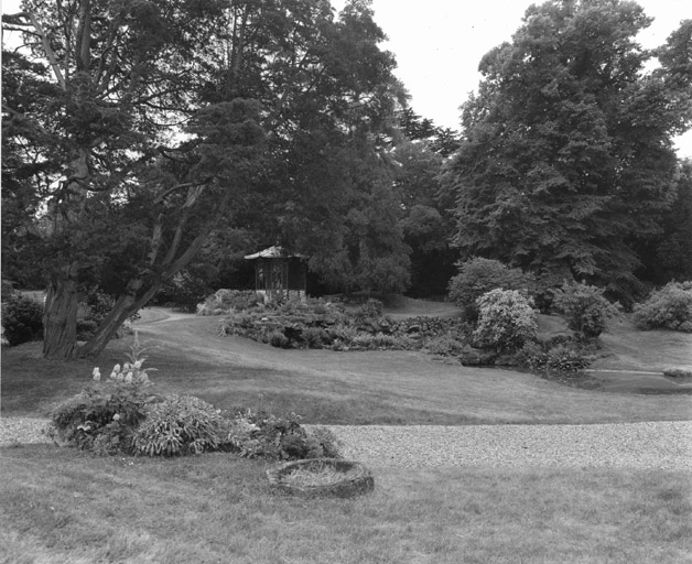 Vue d'ensemble du jardin avec le kiosque chinois.