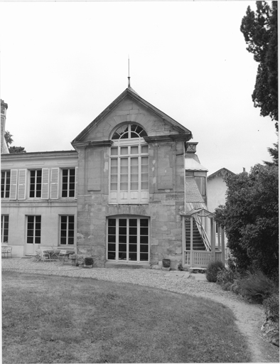 Vue de 'l'ancienne maison des étrangers', vestige de l'abbaye raccordé au corps de bâtiment de la maison par une construction des années soixante.