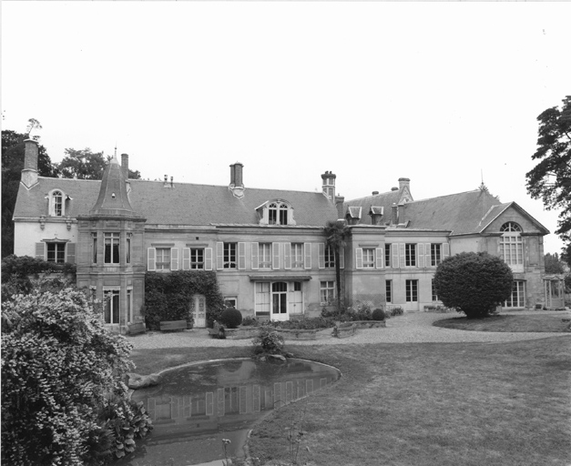 Vue d'ensemble de la maison et du pavillon dit des étrangers sur la droite.