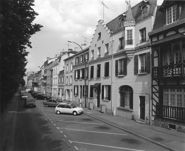 Vue d'ensemble de la rue, bordée à droite par les arbres.