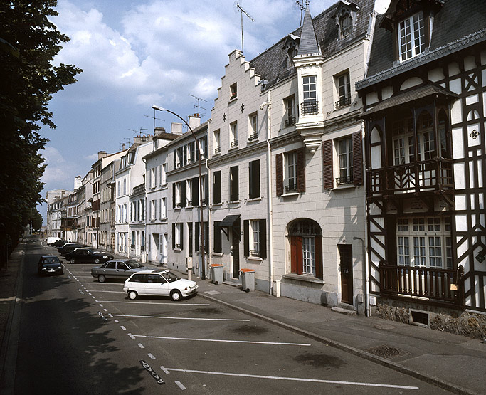 Vue d'ensemble de la rue, bordée à droite par les arbres.