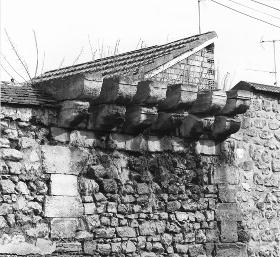 Détail de machicoulis encore en place.