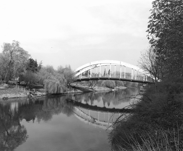 Vue d'ensemble de l'actuelle passerelle en béton armé.