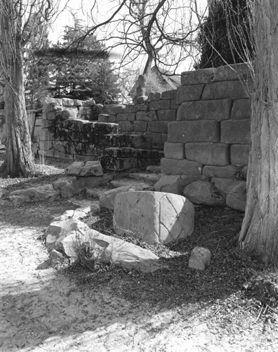 Vue du jardin du coté de l'embarcadère : des blocs en béton imitent un opus cyclopéen.