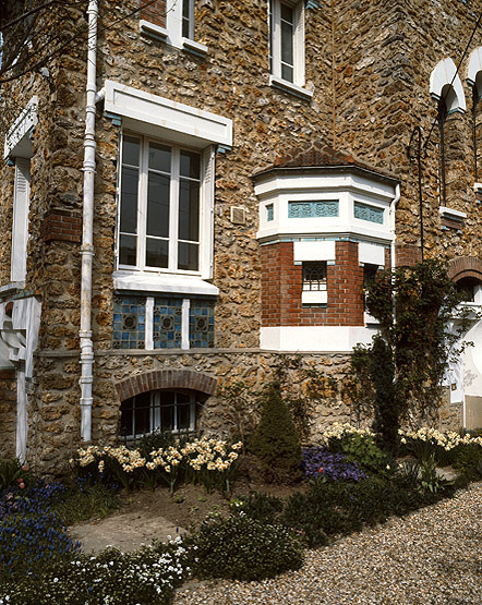 Détail de la façade antérieure : décor de faience sous la fenêtre de la cuisine.